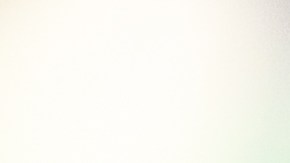 David Ortiz hace el primer lanzamiento en Fenway Park luego del fin de semana de su inducción al Salón de la Fama del Béisbol.