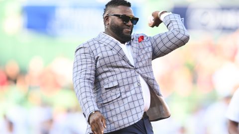 David Ortiz hace el primer lanzamiento en Fenway Park luego del fin de semana de su inducción al Salón de la Fama del Béisbol.