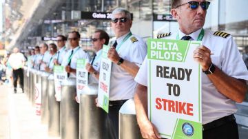 En octubre, los empleados de Delta Air Lines votaron a favor de una huelga en caso de no obtener un nuevo contrato laboral