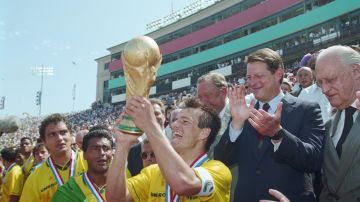Dunga levantando la Copa del Mundo del 94.
