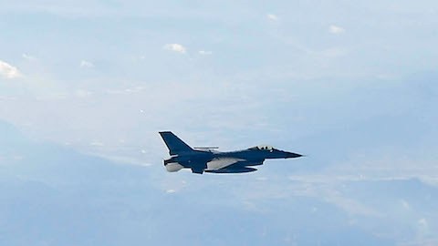 EEUU despliega bombarderos y aviones furtivos