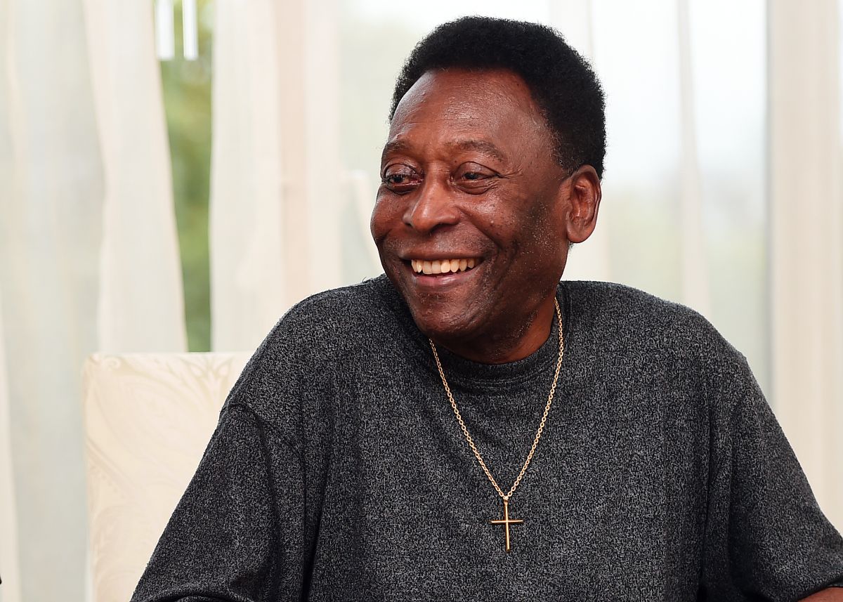 Pelé sends a message of calm to his followers and the doctors assure that he is responding well to treatment