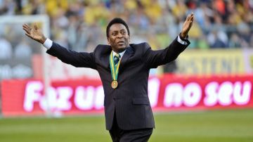El Rey Pelé considerado de los mejores futbolistas de la historia.