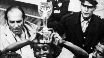 El Rey Pelé levantando la Copa Jules Rimet.