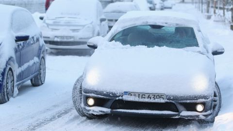 El precalentamiento del coche puede contaminar más que conducir