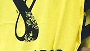 El seleccionador de Portugal Fernando Santos (i) habla con Cristiano Ronaldo.