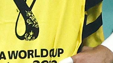 El seleccionador de Portugal Fernando Santos (i) habla con Cristiano Ronaldo.