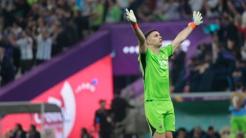 Emiliano Martínez celebrando el triunfo de Argentina sobre Croacia.
