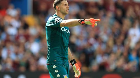 Emiliano Martínez con los colores del Aston Villa.