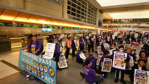 Aproximadamente 100 trabajadores participaron en el mitin en el LAX.