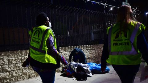 Equipos de saneamiento y empleados del gobierno reubicaron a las personas sin hogar en las calles de 1st y Spring al hotel deshabitado L.A. Grand previo a la toma de posesión de la alcaldesa Karen Bass