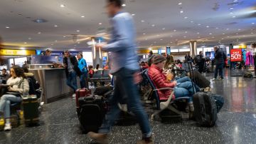 Esperan que ciclón bomba azote EE.UU. y aerolíneas emiten exenciones de viaje