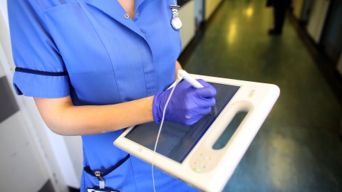 Estudiante de 20 años se hace pasar por médico