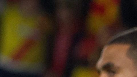 Facundo Medina celebra con el delantero francés Wesley Said un gol del Lens.