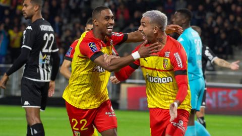 Facundo Medina celebra con el delantero francés Wesley Said un gol del Lens.
