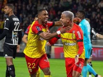 Facundo Medina celebra con el delantero francés Wesley Said un gol del Lens.