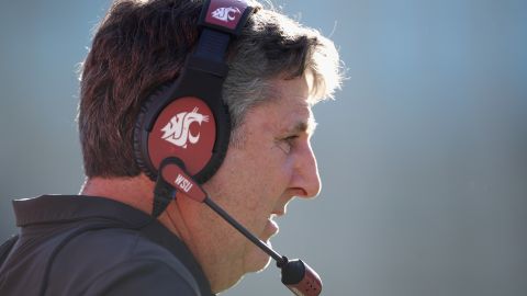Falleció el entrenador Mike Leach de una afección cardíaca.