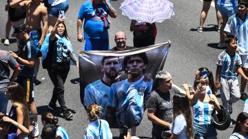 Fanaticada argentina celebra el triunfo del equipo en el Mundial Qatar 2022.