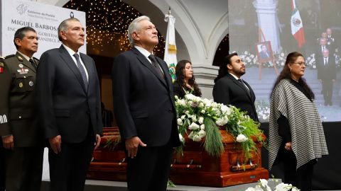 AMLO encabeza homenaje al gobernador de Puebla Miguel Barbosa a quien calificó como “luchador por la democracia”