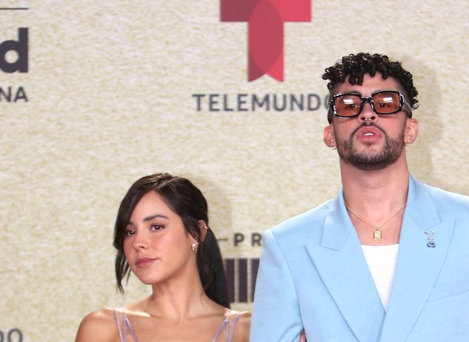 Gabriela Berlingeri y Bad Bunny en los Latin American Music Awards 2021.