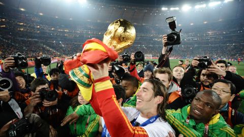 Sergio Ramos levanta la Copa del Mundo en Sudáfrica 2010.