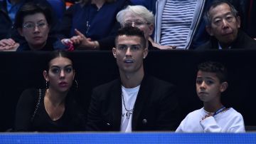 Cristiano Ronaldo acompañado de su pareja Georgina Rodríguez (i) y su hijo mayor, Cristiano Jr. (d).