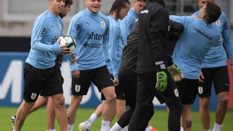 Luis Suárez junto a Jonathan 'Cabecita' Rodríguez en una concentración de la selección uruguaya en 2019.