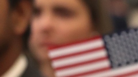 Hay dos proyectos de ley migratorios que beneficiarían a miles de personas.