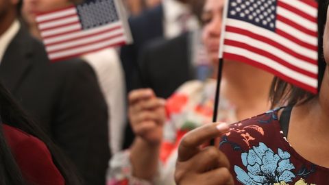 Hay dos proyectos de ley migratorios que beneficiarían a miles de personas.