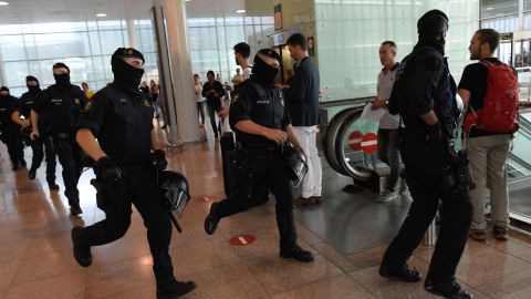 Mujer simula parto en avión para que aterrizara en España de emergencia y 27 migrantes saltan a la pista para escapar