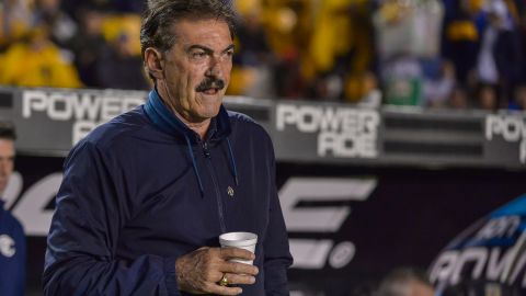 Ricardo La Volpe durante un partido entre Toluca y Tigres UANL en la Liga MX 2019.