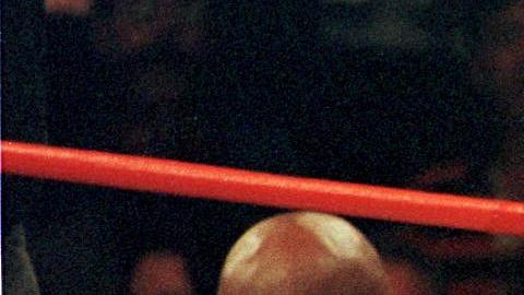 Mills Lane, entre Evander Holyfield y Mike Tyson.