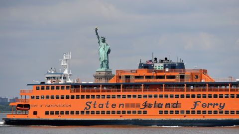 Rescatan a casi 700 pasajeros de incendio en en NY, cerca de la Estatua de la Libertad