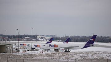 FedEx y UPS advierten que las entregas podrían interrumpirse por tormenta inviernal, ya que la seguridad del conductor es prioridad