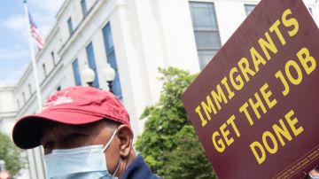 Los inmigrantes y activistas continúan su presión al Congreso para aprobar una reforma migratoria.
