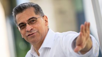 El secretario de Salud, Xavier Becerra, urge a latinos a obtener cobertura de seguro médico.