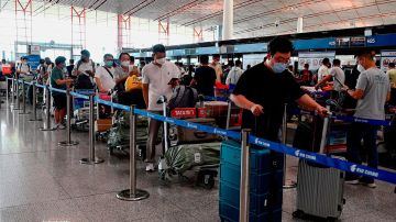 EE.UU. pedirá a viajeros de China un test negativo de COVID para entrar al país