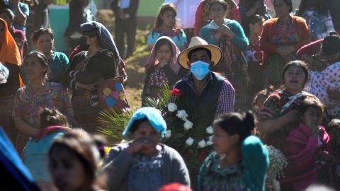 Pobladores cuelgan y azotan a cuatro presuntos ladrones de vehículos en el sur de México