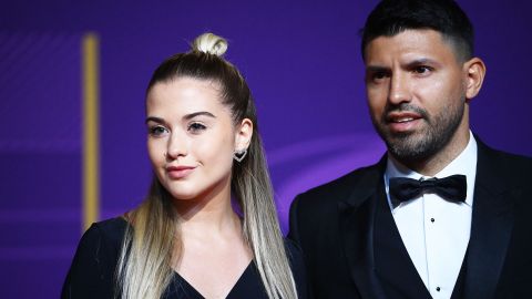 Sergio 'Kun' Agüero y su pareja Sofía Calzetti en una ceremonia de Qatar 2022.