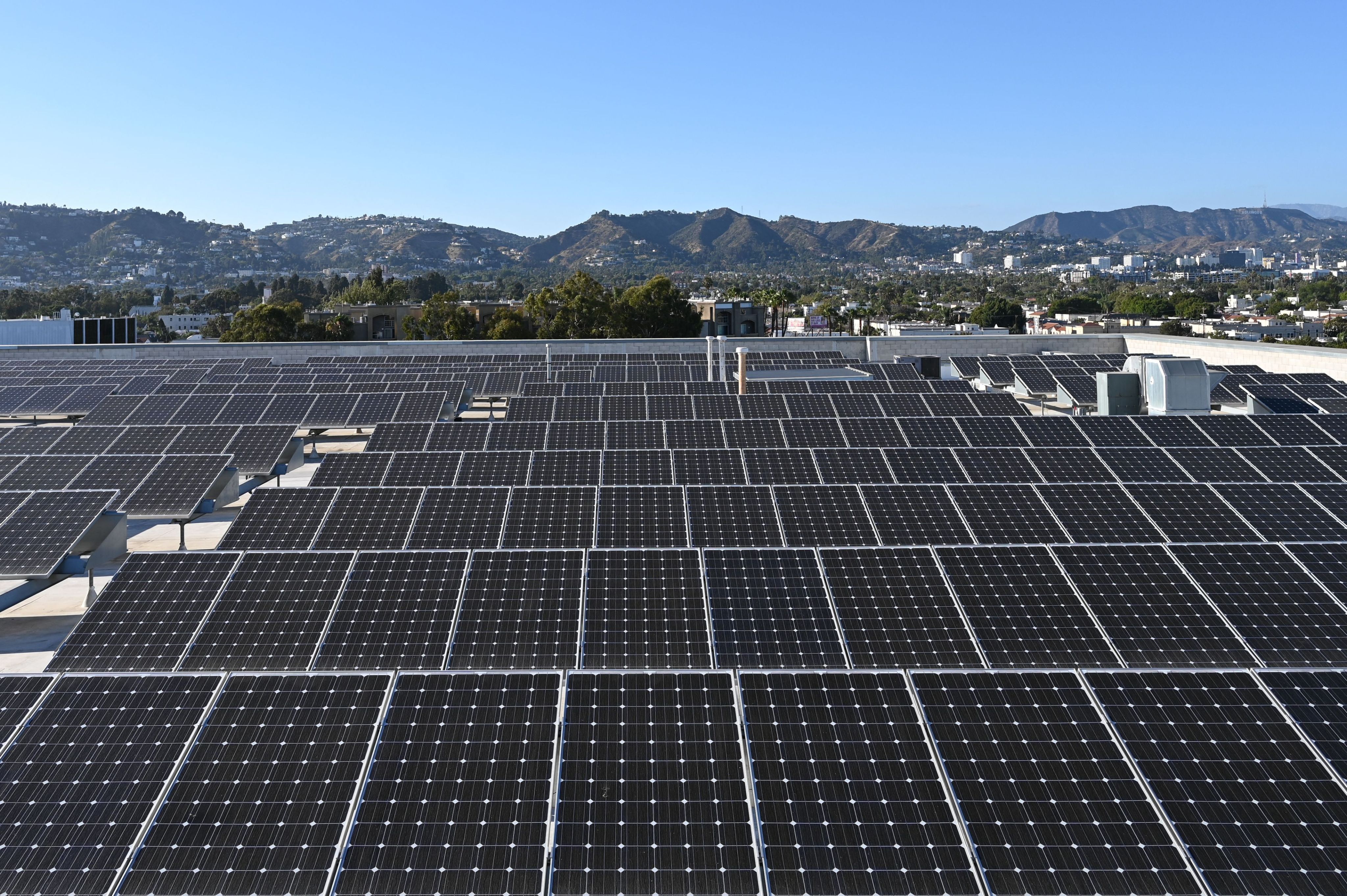 Placas solares conectadas a una batería para ahorrar en la factura de la luz