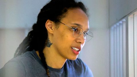 Basquetbolista estadounidense Brittney Griner es liberada en Rusia tras intercambio de presos