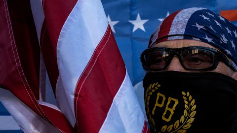 Miembros de Proud Boys son juzgados el 6 de enero por cargos de conspiración sediciosa