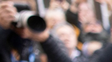 El Rey Carlos III se retiró momentáneamente del lugar.