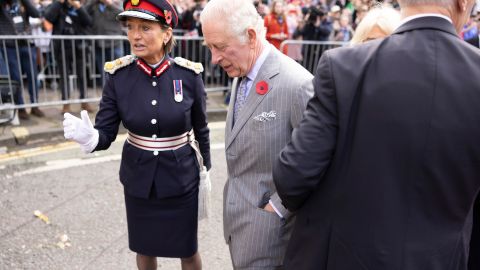 El Rey Carlos III se retiró momentáneamente del lugar.