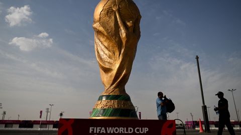 Copa del Mundo gigante en una plaza de Qatar.