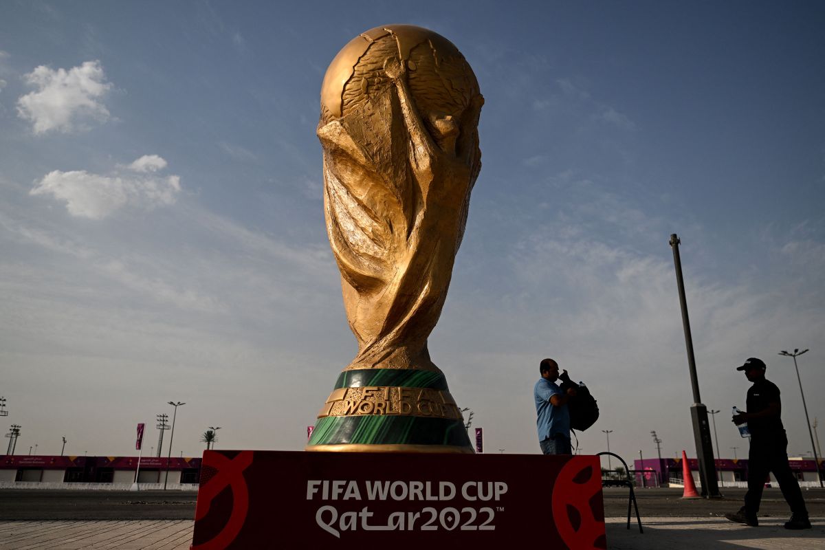 Copa del Mundo gigante en una plaza de Qatar. 