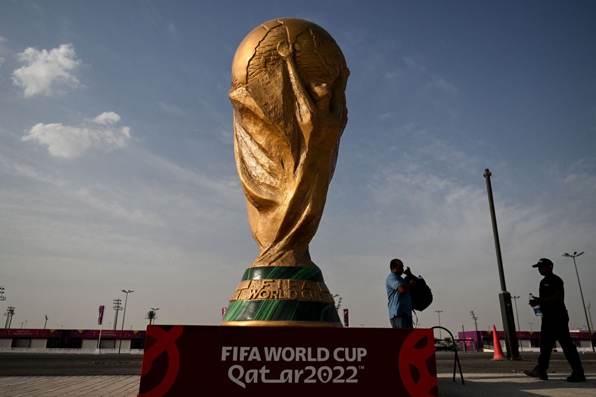 Copa del Mundo gigante en una plaza de Qatar.