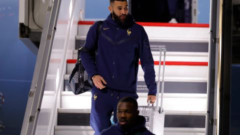 Karim Benzema llegando a Qatar con la selección de Francia.
