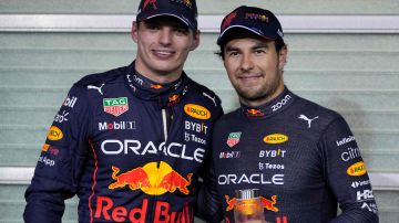 Max Verstappen (i) y Sergio 'Checo' Pérez (d), pilotos de Red Bull Racing.