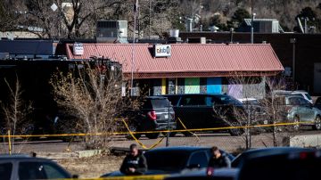 Sospechoso de tiroteo en Colorado es acusado de 305 cargos, incluidos crímenes de odio y asesinato